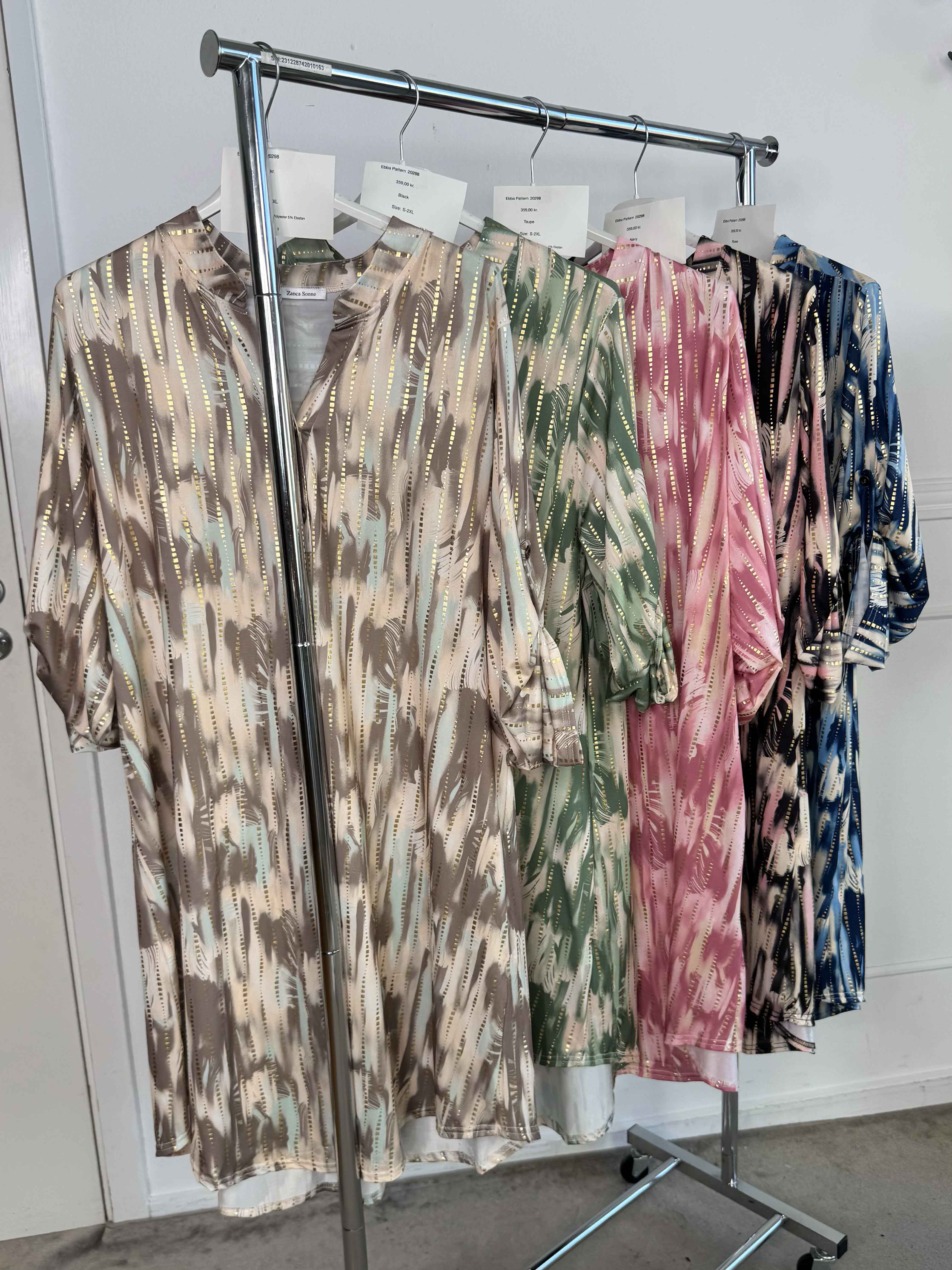 Ebba Pattern Long - Elastisk mønstret kjole med guld detaljer